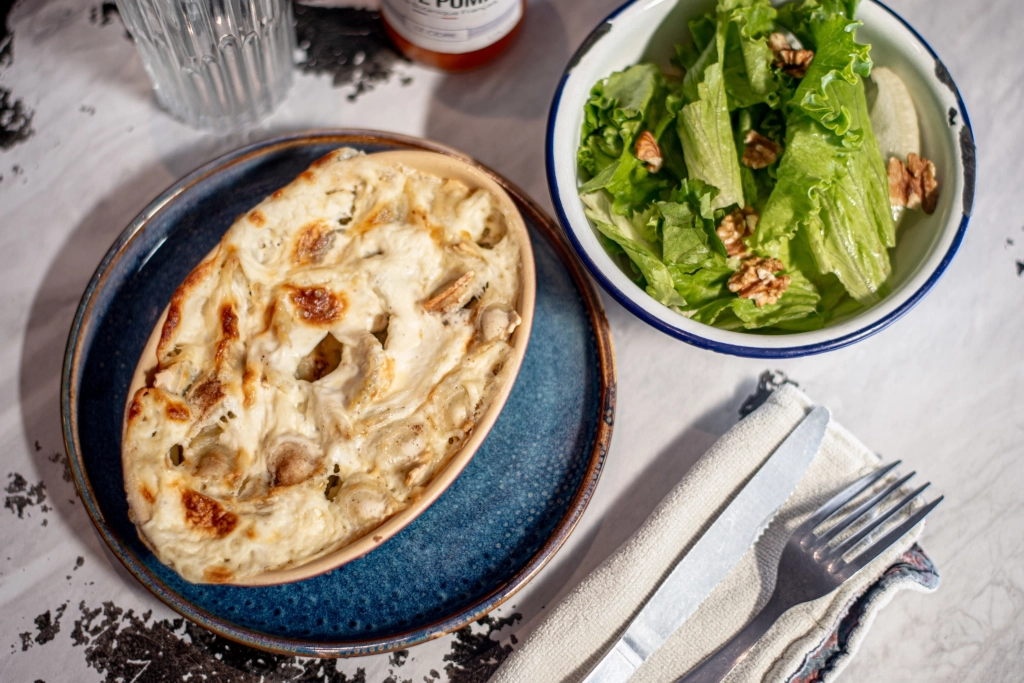 Gratin de raviole et salade - Café Coworking - L'impertinence - Grenoble